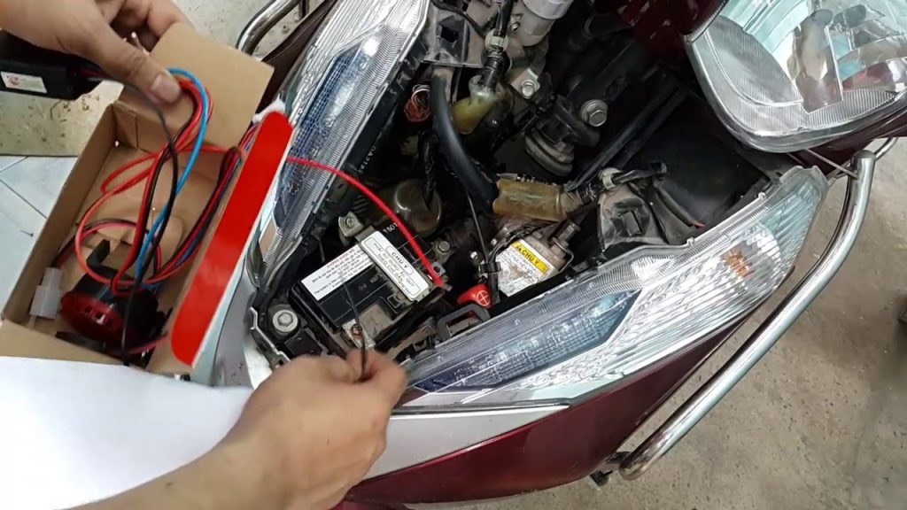 Kiểm tra và thay bình ắc quy xe máy