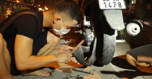 Vá săm xe máy ban đêm tại Hồ Chí Minh
