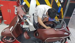 Cứu hộ xe Vespa trên đường