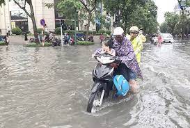 Cách đi xe máy trên đường ngập nước